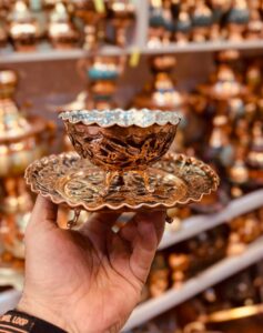 حامل لوحة وجوز محفور بشكل جميل وأنيق