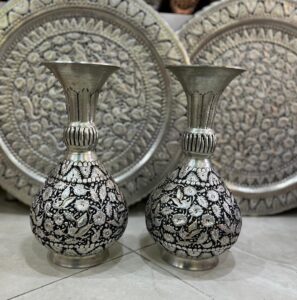 مزهرية وصينية من النحاس المنقوش