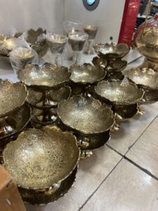 میوه خوری برنجی پایه‌دار — نمای نزدیک