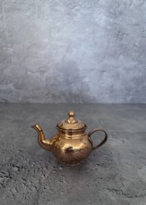 قوری نقلی مسی رنگ دمنوش زعفران